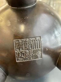 Een Chinese bronzen driepotige wierookbrander met deksel, Qianlong merk, 19/20e eeuw